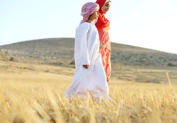Mooi Arabisch meisje met familie genieten in de natuur — Stockfoto