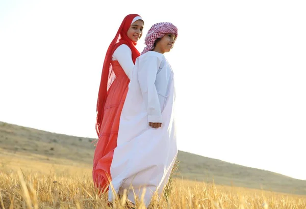 Schöne arabische Mädchen mit Familie genießen in der Natur Stockbild