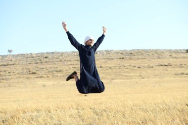 Arap genç adam doğada