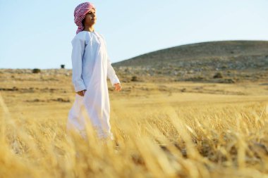 Doğada mutlu bir Arap çocuğu