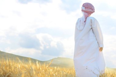 Doğada mutlu bir Arap çocuğu