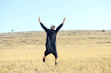 Arap genç adam doğada