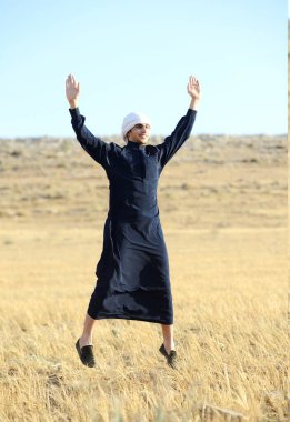 Arap genç adam doğada