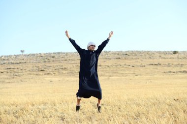 Arap genç adam doğada