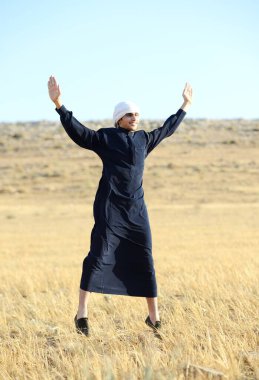 Arap genç adam doğada