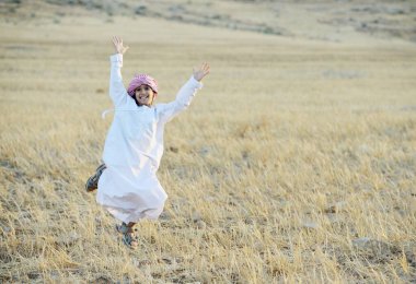 Doğada mutlu bir Arap çocuğu