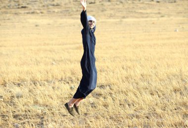 Arap genç adam doğada