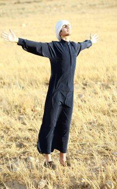 Arap genç adam doğada