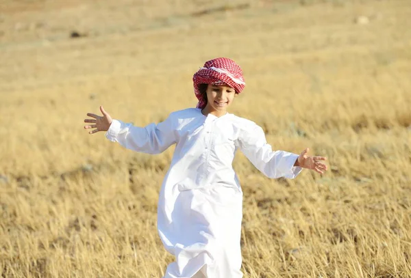Povo árabe desfrutando na natureza, livre e descanso — Fotografia de Stock