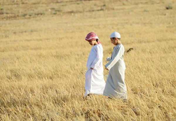 Arabiska människor njuter i naturen, fri och vila — Stockfoto