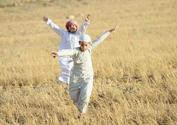 Arabiska människor njuter i naturen, fri och vila — Stockfoto