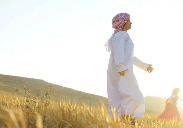 Arab boldog gyermek a természetben — Stock Fotó