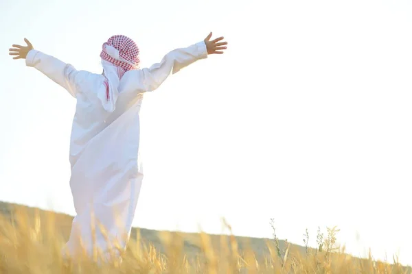 Arabisch glückliches Kind in der Natur — Stockfoto