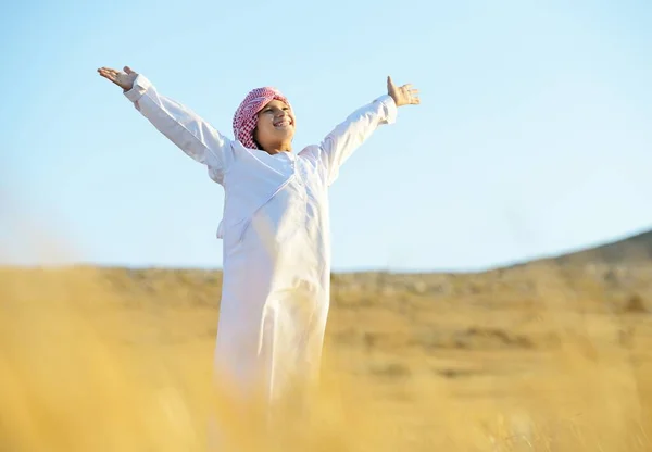 Arab boldog gyermek a természetben — Stock Fotó