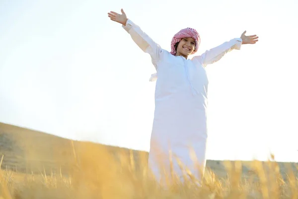 Árabe feliz niño en la naturaleza — Foto de Stock