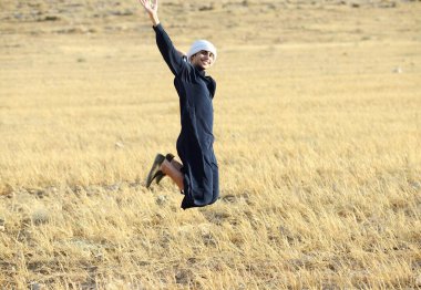 Arap genç adam doğada