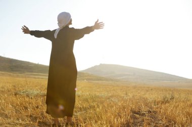 Arap genç adam doğada