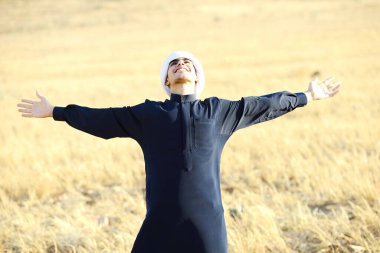 Arap genç adam doğada