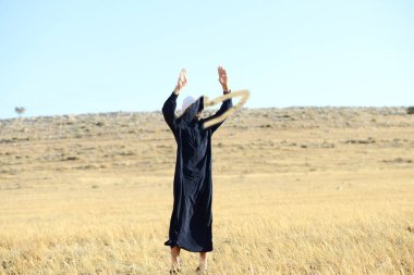 Arap genç adam doğada