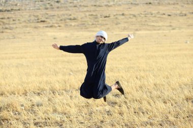 Arap genç adam doğada