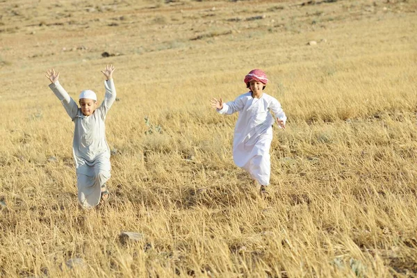 Arab emberek élvezik a természetben, szabad és pihenés — Stock Fotó