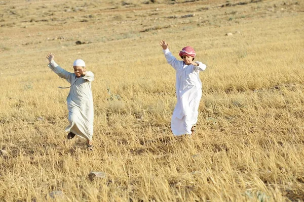 Arabowie cieszący się przyrodą, wolnym i odpoczynkiem — Zdjęcie stockowe