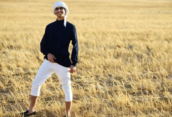 Hombre joven árabe en la naturaleza Fotos De Stock Sin Royalties Gratis