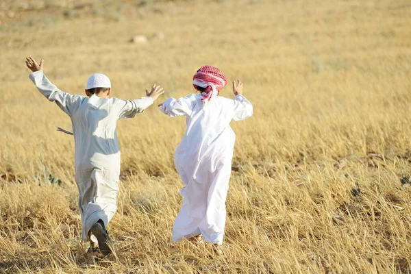 Arab emberek élvezik a természetben, szabad és pihenés Jogdíjmentes Stock Képek