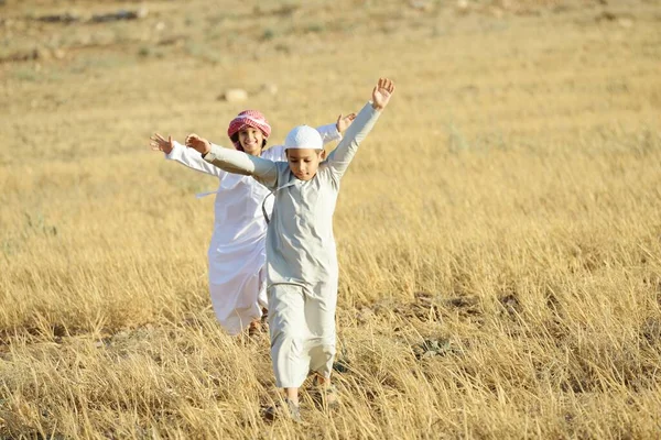 Gente árabe disfrutando en la naturaleza, libre y descanso Fotos de stock libres de derechos