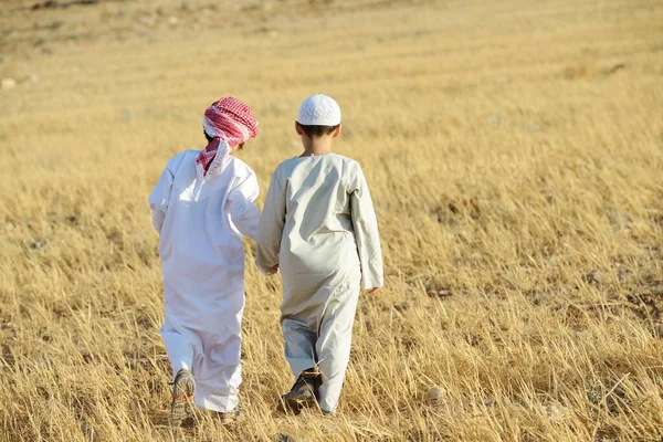 Povo árabe desfrutando na natureza, livre e descanso Imagens Royalty-Free