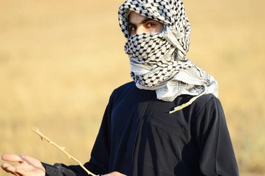 Çayırdaki Arap Filistinli adam, yüksek kalite fotoğraf. 