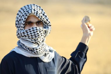 Çayırdaki Arap Filistinli adam, yüksek kalite fotoğraf. 