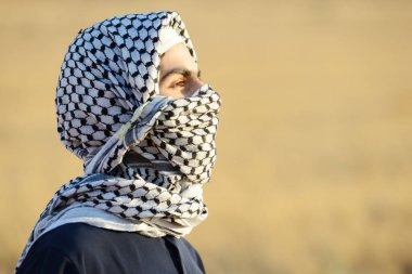 Çayırdaki Arap Filistinli adam, yüksek kalite fotoğraf. 