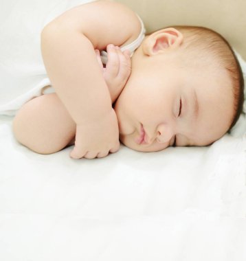 Beyaz sayfa üzerinde uyuyan bebek