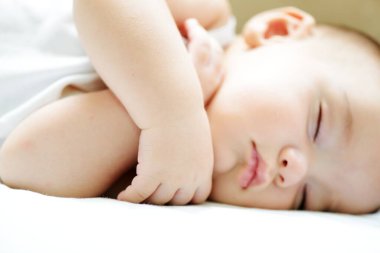 Beyaz sayfa üzerinde uyuyan bebek