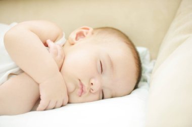 Beyaz sayfa üzerinde uyuyan bebek