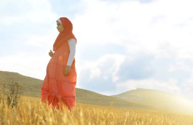 çayır üzerinde mutlu kız