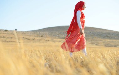 çayır üzerinde mutlu kız