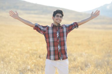 Doğada eğlenen adam