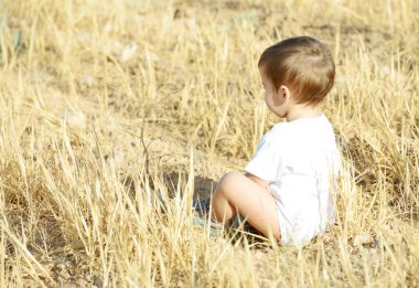 Bebek doğada eğleniyor