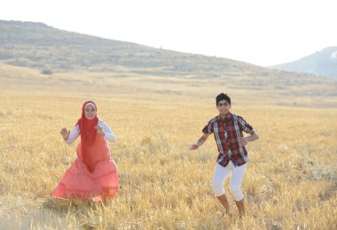 Arap halkı güzel çayırlarda eğleniyor.