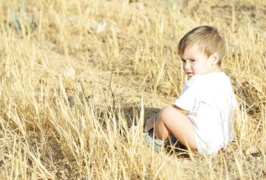 Bebek doğada eğleniyor