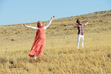 Arap gençliği doğanın tadını çıkarıyor