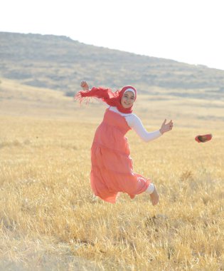 Arap halkı güzel çayırlarda eğleniyor.