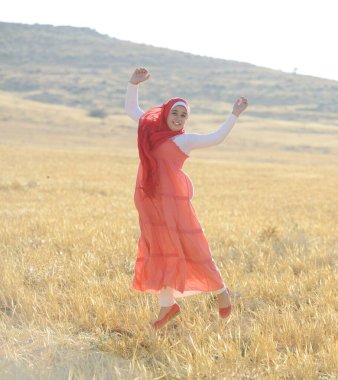 Arap halkı güzel çayırlarda eğleniyor.