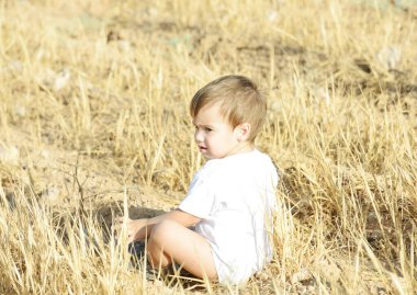 Bebek doğada eğleniyor