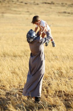 Arap anne ve bebek