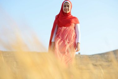 çayır üzerinde mutlu kız