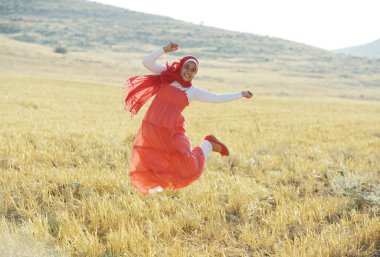 Arap halkı güzel tarlada eğleniyor