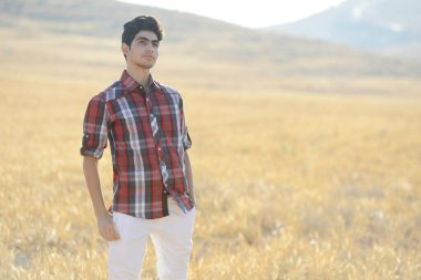 Doğada eğlenen adam